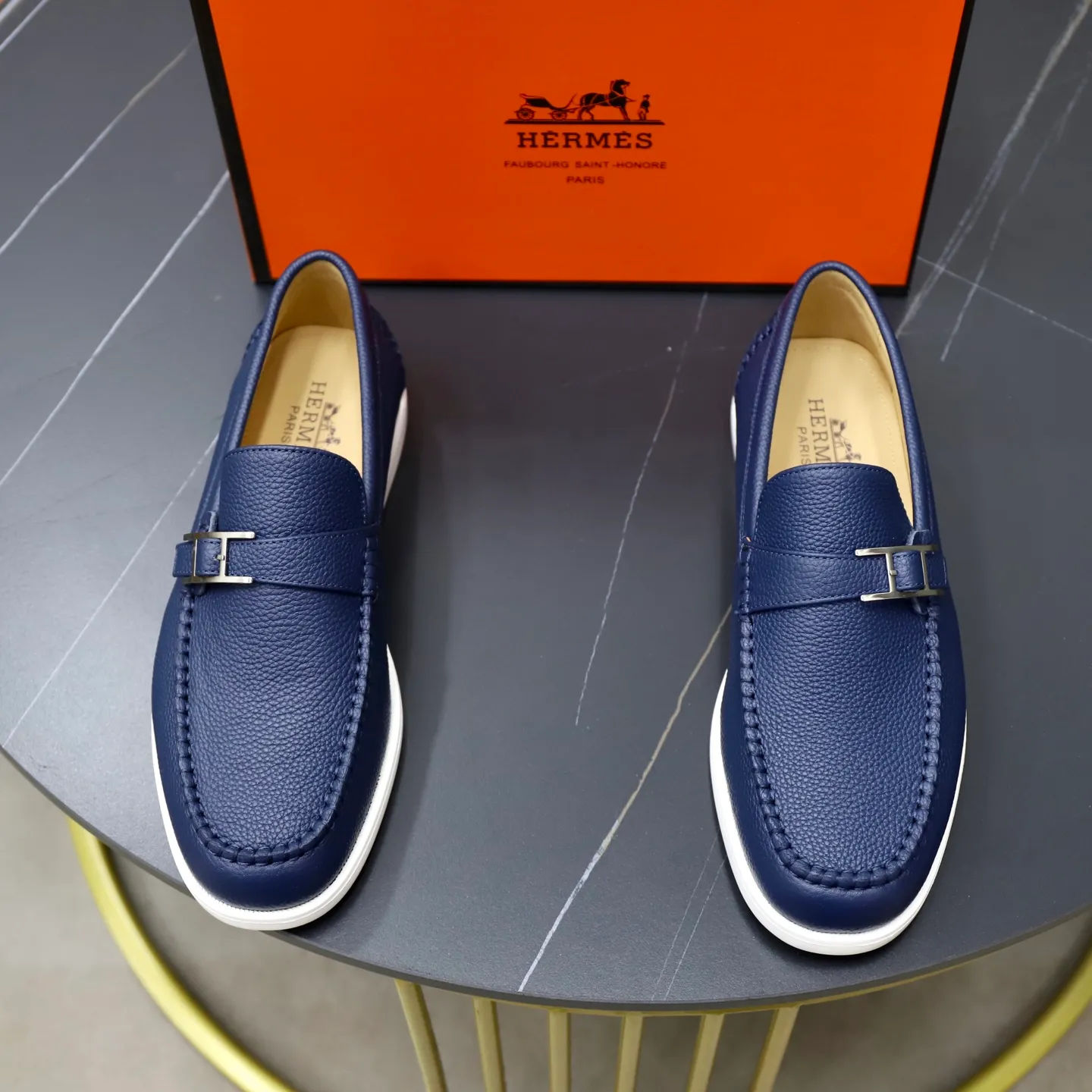 Ex-factory price: 560💰Hermès/Hermès slip-on men's shoes. This shoe is made of imported pebbled cowhide. It has simple and smooth lines and is combined with aerodynamically designed 3CM rubber foam ultra-light soles! Youthful and fashionable, classic H-shaped hardware buckle decoration, calf lining gently wraps the feet, with logo cowhide feet, casual and urban style, highlighting youthful vitality, sports and leisure version, super versatile, code number: 38-39-40-41-42-43-44 standard leather shoe size (45 can be customized but does not support returns)